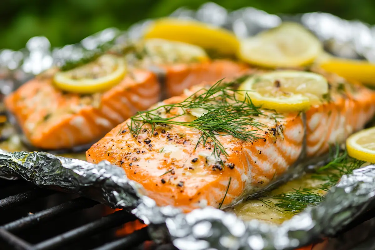 Grillattu lohi foliossa – Kesäkeittiön mehukkain kalaruoka